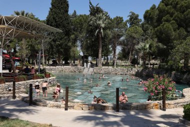 ANTALYA, TURKEY - 15 Mayıs 2021 Eski Hierapolis, Pamukkale 'de her zaman turistlerle dolu popüler bir turizm merkezi, gençleştirme havuzu Kleopatra.
