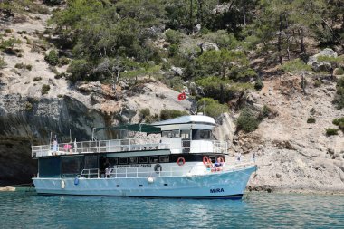 ANTALYA, TURKEY - 15 Mayıs 2021 Türkiye kıyısı yakınlarında denize demirli büyük beyaz bir yat. Lüks beyaz tekne yatı