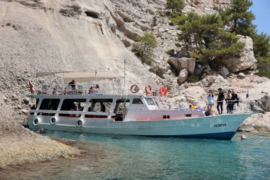 ANTALYA, TURKEY - 15 Mayıs 2021 Türkiye kıyısı yakınlarında denize demirli büyük beyaz bir yat. Lüks beyaz tekne yatı