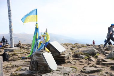 CARPathan Dağları, UKRAINE - 8 Ekim 2022 Ukrayna Anıtı Karpatlar, Ukrayna 'daki Hoverla Dağı' nın zirvesinde