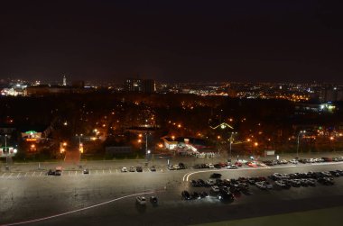 KHARKIV, UKRAINE - 25 Ekim 2019 Akşamüstü Kharkiv şehir merkezindeki caddelerle birlikte Aerial view. Arabalar yerleşim bölgesini geziyor