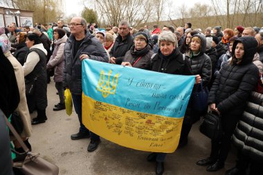 TERNOPIL, UKRAINE - 2 Nisan 2023 Ukrayna Kudüs 'teki Ternopil Bölgesi' nin Terebovlya ilçesindeki Zarvanytsia 'nın Mari ruhani merkezinde görev sırasında bayraklı kişiler