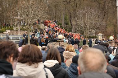 TERNOPİL, UKRAINE - 2 Nisan 2023 Ternopil bölgesinin Terebovlya ilçesindeki Mari ruhani merkezi Zarvanytsia 'daki Ukrayna Kudüs' teki görev sırasında birçok kişi