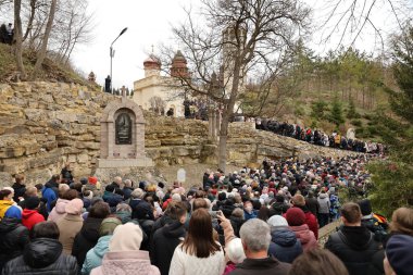 TERNOPİL, UKRAINE - 2 Nisan 2023 Ternopil bölgesinin Terebovlya ilçesindeki Mari ruhani merkezi Zarvanytsia 'daki Ukrayna Kudüs' teki görev sırasında birçok kişi