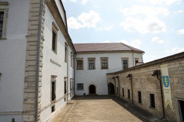 TERNOPIL, UKRAINE - 23 Ağustos 2023 Ukrayna 'nın batısındaki Ternopil kasabasındaki Zbarazh Şatosu' nun ana sarayı ve iç avlusu