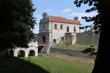 TERNOPIL, UKRAINE - 23 Ağustos 2023 Ukrayna 'nın batısındaki Ternopil kasabasındaki Zbarazh Şatosu' nun ana sarayı ve iç avlusu