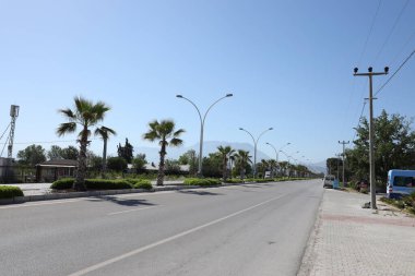 ANTALYA, TURKEY - 15 Mayıs 2021 Kemer Caddesi. Antalya ili, Türkiye. Deniz kıyısına yakın pek çok bina ve dükkan