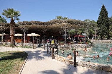 ANTALYA, TURKEY - 15 Mayıs 2021 Eski Hierapolis, Pamukkale 'de her zaman turistlerle dolu popüler bir turizm merkezi, gençleştirme havuzu Kleopatra.