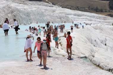 ANTALYA, TURKEY - 15 Mayıs 2021 Pamukkale 'deki travertin teraslarında turkuaz havuzları. Türkiye 'nin güneybatısındaki pamuk kale