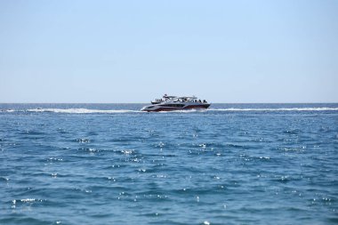 ANTALYA, TURKEY - 15 Mayıs 2021 Lüks şişirilebilir kaburga sürat teknesi Akdeniz derin mavi denizinde yüzüyor