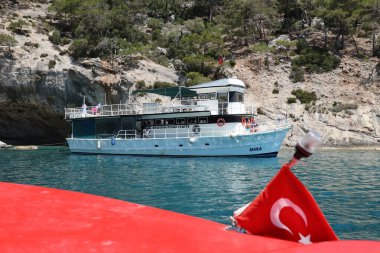ANTALYA, TURKEY - 15 Mayıs 2021 Türkiye kıyısı yakınlarında denize demirli büyük beyaz bir yat. Lüks beyaz tekne yatı