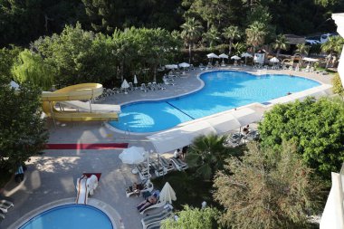 ANTALYA, TURKEY - 15 Mayıs 2021 Şık otel Kemer Mir Amor 'un iç bahçesi Antalya' nın Kiris bölgesinde dağın eteklerinde