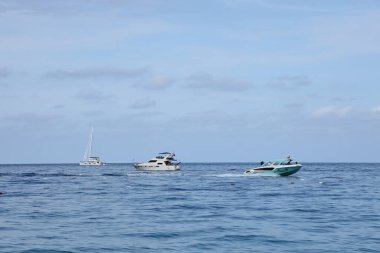 ANTALYA, TURKEY - 15 Mayıs 2021 Lüks şişirilebilir kaburga sürat teknesi Akdeniz derin mavi denizinde yüzüyor