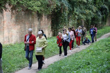 RIVNE, UKRAINE - 16 Eylül 2023 Tarakaniv Kalesi veya Dubno Fort New Castle. 19. yüzyılın savunma mimari anıtı. Dubno, Ukrayna