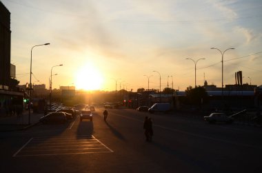 KHARKIV, UKRAINE - 25 Ekim 2019 Akşamüstü Kharkiv şehir merkezindeki caddelerle birlikte Aerial view. Arabalar yerleşim bölgesini geziyor