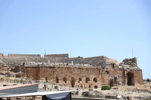 Antalya Turkey 2021年5月15日 土耳其帕穆克卡莱附近的古老城市希拉波利斯的废墟 阳光灿烂的一天 有大块和柱子的旧历史建筑的部分 — 图库照片