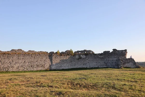 イギリスのテルノピル 古代クリーメネツ城の遺跡の景観 テルノピル地域 ウクライナ ゲートタワーとボナ山の防御壁の一部 人気の旅行先 — ストック写真