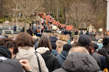 TERNOPİL, UKRAINE - 2 Nisan 2023 Ternopil bölgesinin Terebovlya ilçesindeki Mari ruhani merkezi Zarvanytsia 'daki Ukrayna Kudüs' teki görev sırasında birçok kişi