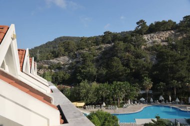 ANTALYA, TURKEY - 15 Mayıs 2021 Şık otel Kemer Mir Amor 'un iç bahçesi Antalya' nın Kiris bölgesinde dağın eteklerinde.