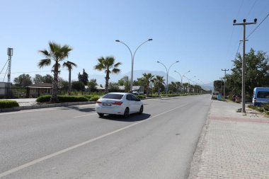 ANTALYA, TURKEY - 15 Mayıs 2021 Kemer Caddesi. Antalya ili, Türkiye. Deniz kıyısına yakın pek çok bina ve dükkan