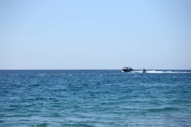 ANTALYA, TURKEY - 15 Mayıs 2021 Akdeniz 'de su motosikleti süren genç adam
