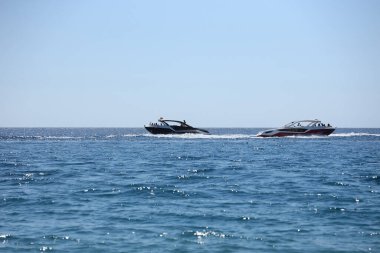 ANTALYA, TURKEY - 15 Mayıs 2021 Lüks şişirilebilir kaburga sürat teknesi Akdeniz derin mavi denizinde yüzüyor