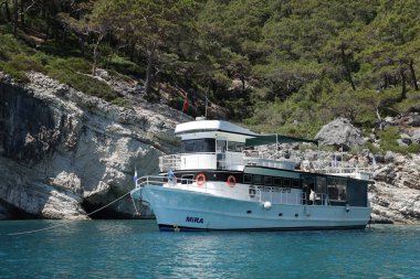 ANTALYA, TURKEY - 15 Mayıs 2021 Türkiye kıyısı yakınlarında denize demirli büyük beyaz bir yat. Lüks beyaz tekne yatı