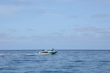 ANTALYA, TURKEY - 15 Mayıs 2021 Lüks şişirilebilir kaburga sürat teknesi Akdeniz derin mavi denizinde yüzüyor