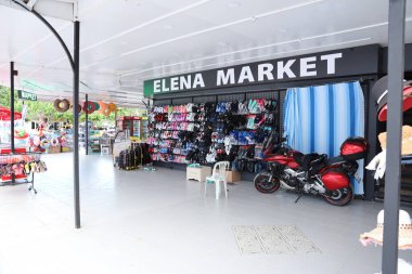 ANTALYA, TURKEY - 15 Mayıs 2021 Kemer Caddesi. Antalya ili, Türkiye. Deniz kıyısına yakın pek çok bina ve dükkan