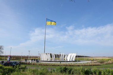 CHERKASY, UKRAINE - 20 Ekim 2021 Maryanivka Coğrafya Merkezi - Cherkasy Oblastı 'nda Ukrayna' nın Kalbi sanat objesi Bağımsızlığın 30. yıldönümü onuruna