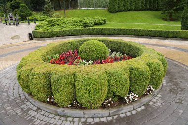 LVIV, UKRAINE - 11 Eylül 2022 Lviv 'deki kalede manzaralı bir bahçe. Orta Çağ 'da savunma amaçlı tuğla bina. Ortaçağ demir topları ve ahşap halkalar.