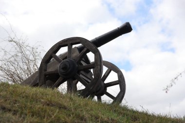 RIVNE, UKRAINE - 16 Eylül 2023 Ukrayna 'nın Dubno kentindeki Doğu Avrupa' daki Antik Şato. Kalenin surlarında korumak için eski toplar.