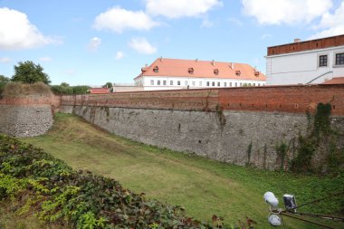 RIVNE, UKRAINE - 16 Eylül 2023 Ukrayna 'nın Rivne bölgesinde Dubno, Rivne bölgesinde bulutlu gökyüzünün altındaki tarihi Ostrozkyi şatosuna bakın. Yatay açık hava çekimi.