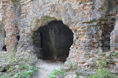 RIVNE, UKRAINE - 16 Eylül 2023 Tarakaniv Kalesi veya Dubno Fort New Castle. 19. yüzyılın savunma mimari anıtı. Dubno, Ukrayna