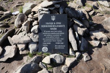 CARPathan Dağları, UKRAINE - 8 Ekim 2022 Ukrayna Anıtı Karpatlar, Ukrayna 'daki Hoverla Dağı' nın zirvesinde