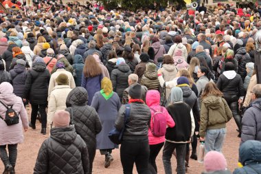 TERNOPİL, UKRAINE - 2 Nisan 2023 Ternopil bölgesinin Terebovlya ilçesindeki Mari ruhani merkezi Zarvanytsia 'daki Ukrayna Kudüs' teki görev sırasında birçok kişi