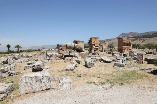 トルコ トルコ パムッカレ近くの古代都市ヒエラポリスの遺跡 2021年5月15日 大きなブロックと柱を持つ古い歴史的建造物の一部 — ストック写真