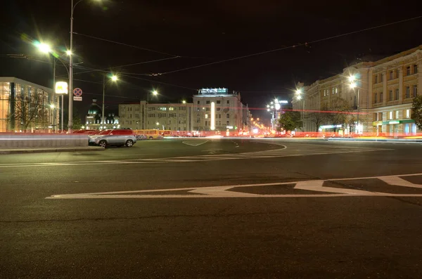 哈尔科夫 2019年10月25日 黄昏的空中景观 哈尔科夫市中心的街道 驾驶汽车的住宅区 — 图库照片