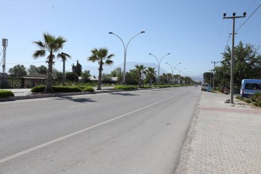 ANTALYA, TURKEY - 15 Mayıs 2021 Kemer Caddesi. Antalya ili, Türkiye. Deniz kıyısına yakın pek çok bina ve dükkan