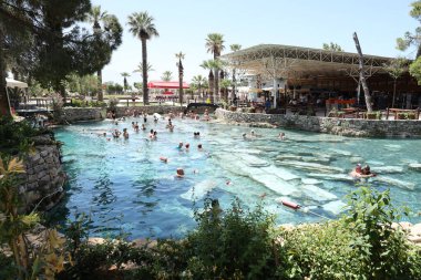 ANTALYA, TURKEY - 15 Mayıs 2021 Eski Hierapolis, Pamukkale 'de her zaman turistlerle dolu popüler bir turizm merkezi, gençleştirme havuzu Kleopatra.