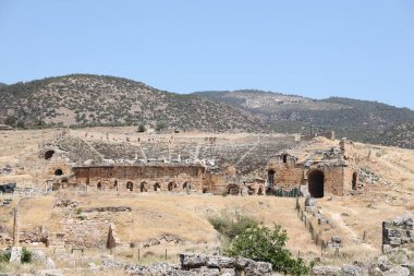 ANTALYA, TURKEY - Türkiye 'nin Pamukkale kenti yakınlarındaki antik Hierapolis' in 15 Mayıs 2021 kalıntıları güneşli bir günde. Büyük blokları ve sütunları olan eski tarihi binaların parçaları.