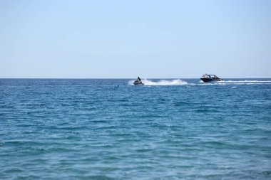 ANTALYA, TURKEY - 15 Mayıs 2021 Akdeniz 'de su motosikleti süren genç adam
