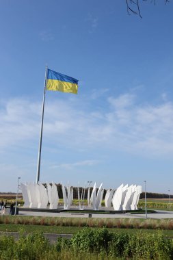 CHERKASY, UKRAINE - 20 Ekim 2021 Maryanivka Coğrafya Merkezi - Cherkasy Oblastı 'nda Ukrayna' nın Kalbi sanat objesi Bağımsızlığın 30. yıldönümü onuruna