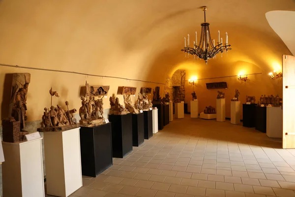 TERNOPIL, UKRAINE - 23 AĞUSTOS 2023 Zbarazh Kalesi 'nin içinde, Ukrayna' nın Zbarazh kasabasında güçlendirilmiş savunma kalesi