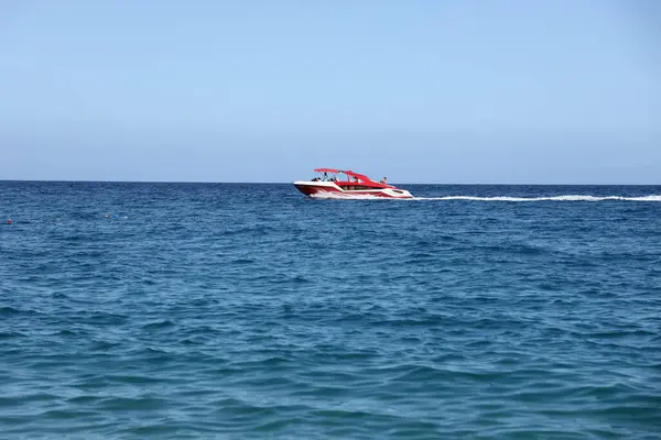 Antalya 2021년 15일 지중해 바다에서 순항하는 호화스러운 팽창식 — 스톡 사진