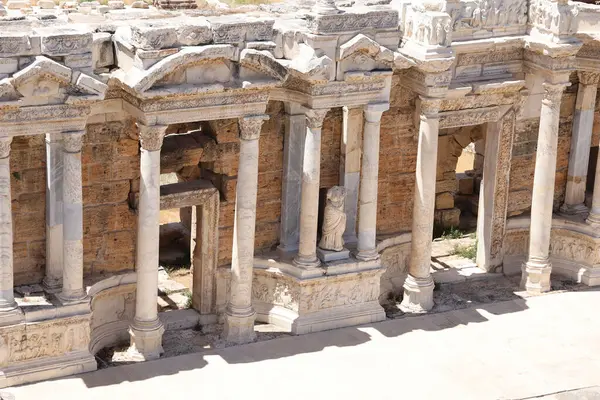 Antalya Turkey 2021年5月15日土耳其帕穆克卡莱附近的旧城希拉波利斯的圆形剧场废墟 有大块和柱子的旧历史建筑的部分 — 图库照片