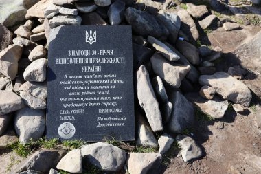 CARPathan Dağları, UKRAINE - 8 Ekim 2022 Ukrayna Anıtı Karpatlar, Ukrayna 'daki Hoverla Dağı' nın zirvesinde