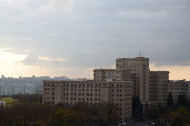 KHARKIV, UKRAINE - 25 Ekim 2019 Akşamüstü Kharkiv şehir merkezindeki caddelerle birlikte Aerial view. Arabalar yerleşim bölgesini geziyor