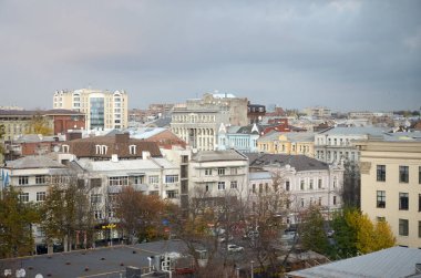KHARKIV, UKRAINE - 25 Ekim 2019 Akşamüstü Kharkiv şehir merkezindeki caddelerle birlikte Aerial view. Arabalar yerleşim bölgesini geziyor
