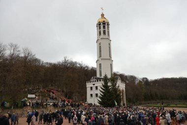 TERNOPİL, UKRAINE - 2 Nisan 2023 Ternopil bölgesinin Terebovlya ilçesindeki Mari ruhani merkezi Zarvanytsia 'daki Ukrayna Kudüs' teki görev sırasında birçok kişi